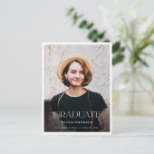 ミニマルタイポグラフィ写真卒業パーティー インビテーションポストカード (スタンド正面)