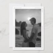 ミニマルタイポグラフィ白黒フォトズ結婚ス 招待状 (裏面)