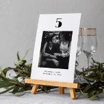ミニマルタイポグラフィ白黒結婚写真 テーブルナンバー<br><div class="desc">ミニマモダンリストのテーブ結婚ルナンバーカードカスタマイズ、必要な任意のテーブル番号と選択の画像と名前と結婚日付を含む製品。</div>