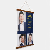 ミニマルタイポグラフィ3写真卒業 吊り下げ型タペストリー (傾斜あり)