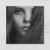 ミニマルタイポグラフィ&写真プロフェッショナル スクエア名刺 (正面)