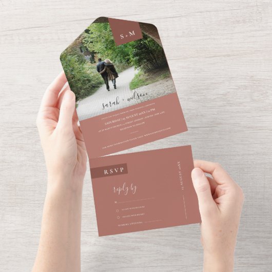 ミニマルテラコッタ ラスト モノグラム ウェディング フォト オール オールインワン招待状 (貼ってはがせる)