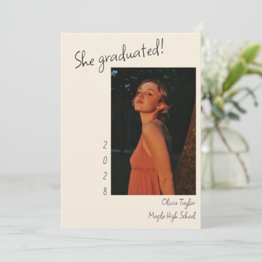 ミニマルトレンディーユニークシニア写真卒業 案内状 (スタンド正面)