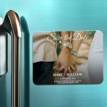 ミニマルトレンディー写真の置き換え日付カードの保存 マグネット<br><div class="desc">エレガント記念結婚写真写真を簡単で置き換えて、日付テンプレートを保存する。婚約結婚式招待状フォトカードマグネット。メモリの予算イベントカード。日付シンプルのスタイリッシュ婚約・カードを保存このデザインをカードに入れたいカードの厚い紙?カードのSave the Dateコレクションをご覧ください。これはBudget Photo - Vertical日付フライヤーを保存。美的ミニマルデザイン。文字を名の上に置き、日付と場所をセーブザデートマグネットに置結婚くことができる。簡単zazzleカスタマイズ編集ツールで日付テンプレートを保存する。</div>