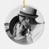 ミニマルハートフォト初めてのクリスマス 婚約した セラミックオーナメント (裏面)