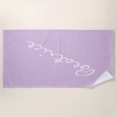 ミニマルパーソナライズされたリストスクリプト名パステルパープル ビーチタオル (正面)