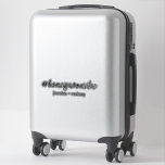 ミニマルパーソナライズされた主義Honemoonハッシュタグシール シール<br><div class="desc">#honeymoonvibeスーツケースや車モダンなど書のための書道のハッシュタグのシール名前または任意のカスタム文字を追加。自分のハッシュタグを好きなだけもしで追加することもできますが、フォントサイズを調整して収まるようにしなければならない場合もある。「編集ツールを使クリック用して編集する」でこの操作を行うには</div>