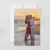 ミニマルフローラブラックタイフォト日付の保存 招待状 (裏面)