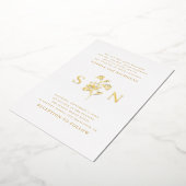 ミニマルフローラ結婚ズ | ラグジュアリー金ゴールドモノグラム 箔招待状 (回転した状態)