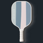 ミニマルブモダンルーピンクレトロストライプ ピックルボールラケット<br><div class="desc">青カスタム色とピシンプルンクのストライプビットの色合いのパドルと選択の名前の片側にパドル。好きなストライプデザインツールで色を変えもしる！</div>