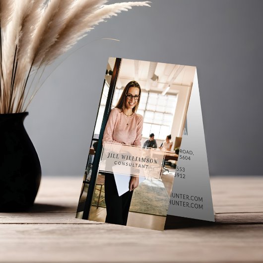 ミニマルプロフェッショナル会社のロゴとビジネスフォト 名刺