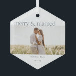 ミニマルメリーと光セ結婚したラミックオーナメント ガラスオーナメント<br><div class="desc">このシンプル文字モダンと休日の写真オーナメントは暗いネイビー結婚したブルーの色とを特徴とする。写真、カップルの名前と日付を追加してパーソナライズ結婚!これは、あなたの人生の新婚のための完璧なクリスマスプレゼントである。さらにカスタマイズするには、Zazzleでメッセージを送信する！</div>