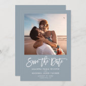 ミニマルモダンな筆記体がおしゃれなダスティーブルーの写真 セーブザデート (正面/裏面)