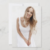 ミニマルモダンな装飾が施されたエレガントな卒業式の招待状 招待状 (裏面)