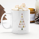ミニマルモダンスカンジシンプルクリスマスツリー コーヒーマグカップ<br><div class="desc">ミニマルなクリスマスをお祈り！🌟私たちの名前をカスタムするまたは文字の赤面モダン金ゴールドのクリスマスフェイクコーヒーマグで暖かい願いを送信する。楽しシンプルい季節の優雅さ。ホリデー応援をスタイルで展開！🎄 #MinimalistHoliday #FestiveGreetings</div>