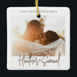 ミニマルモダンスクリプト |クリスマススノーフォト セラミックオーナメント<br><div class="desc">このフォトホリデーセラミックエレガントオーナメントとメリーで独自の写真の記念結婚した品を作成する。フレッシュな手書き書やプロフェッショナルのサンセリフのフォント、水平または二乗の写真、雪の枠、新婚の名前、お祝いと年の文字を特徴とするチョコレートブラウンと白の洗練されたデザインとシンプルカスタム。最小注文なし。</div>