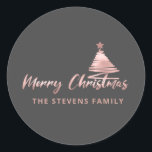 ミニマルモダンスクリプトMerry Christmas ラウンドシール<br><div class="desc">ミニマルモダンリストメリークリスマスクリスマスツリー。魅力的なモダンプロフェッショナルデザインとコンテンポラリーtouch。エレガンスとスタイルのtouch。カスタマイズモノグラムのイニシャル、名前とアドレスの詳細。</div>
