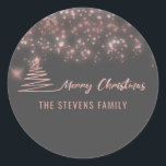 ミニマルモダンスクリプトMerry Christmas ラウンドシール<br><div class="desc">ミニマルモダンリストメリークリスマスクリスマスツリー。魅力的なモダンプロフェッショナルデザインとコンテンポラリーtouch。エレガンスとスタイルのtouch。カスタマイズモノグラムのイニシャル、名前とアドレスの詳細。</div>