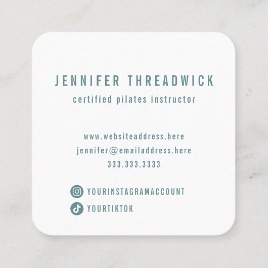 ミニマルモダンティール(緑がかった色)緑の女性ロゴのピラティス スクエア名刺 (裏面)