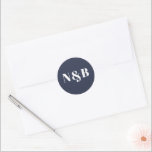 ミニマルモダンフォントモノグラ結婚ムのシール ラウンドシール<br><div class="desc">ミニマルモノグラムのスの結婚フォント付きステッモダンカー。Zazzleの編集ツールを使用してイニシャルを編集する。バックグラウンドカラーを変更するには、デザインツールを入力し、カラーピッカーから別のカラーを選択する。ミニマルモダンフォントモノグラ結婚ムのステッカー。</div>