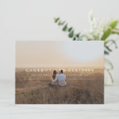 ミニマルモダンラストアーチフォト日付の保存 招待状 (スタンド正面)