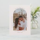 ミニマルモダンラストアーチフォト日付の保存 招待状 (スタンド正面)