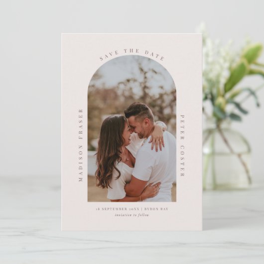 ミニマルモダンラストアーチフォト日付の保存 招待状 (スタンド正面)