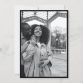 ミニマルモダンリストの黒い写真は日付を保存 招待状 (裏面)