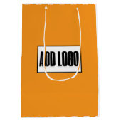 ミニマルモダンリストオレンジとホワイトビジネスロゴ ミディアムペーパーバッグ (裏面)