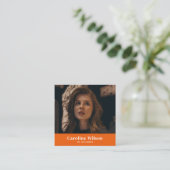 ミニマルモダンリストオレンジ色QRコード写真 スクエア名刺 (スタンド正面)