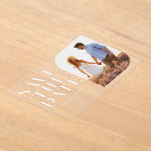 ミニマルモダンリストシック写真結婚式の日付を保存 アクリル招待状 (レイダウン)