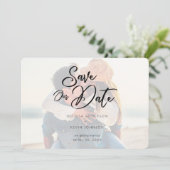 ミニマルモダンリストスクリプトタイポグラフィオーバーレイ写真 セーブザデート (スタンド正面)