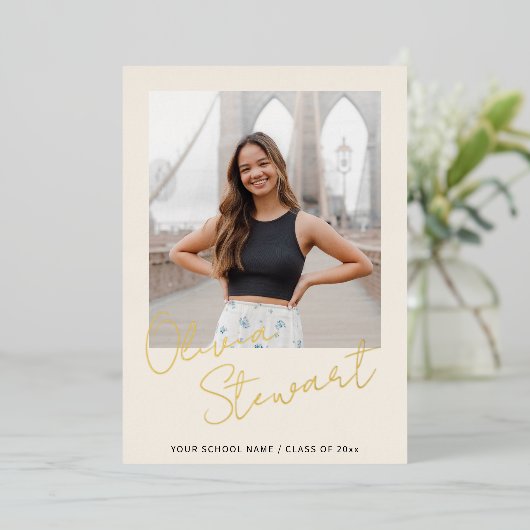ミニマルモダンリストスクリプト卒業写真金ゴールド 箔シーズンカード (立ち正面)
