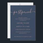 ミニマルモダンリストスクリプ結婚ト延期 招待状<br><div class="desc">ミニマルなネイビー結婚ブルーと書道との赤面招待で君の作品の延期を発表モダンする。</div>