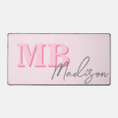 ミニマルモダンリストピンクイニシャルモノグラム デスクマット (正面)