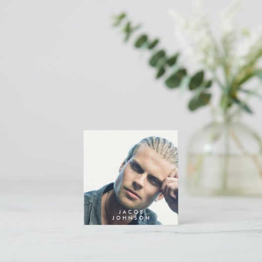 ミニマルモダンリストフルフォトQRコードソーシャルメディア スクエア名刺 (スタンド正面)