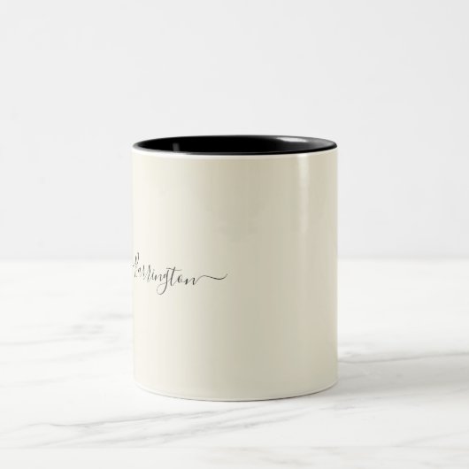 ミニマルモダンリストベージュ色ホワイトスクリプト名前をカスタムする ツートーンマグカップ (中央)