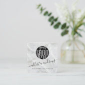 ミニマルモダンリストホワイトマーブルストーンのロゴ スクエア名刺 (スタンド正面)