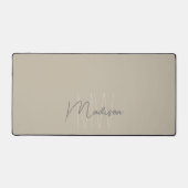 ミニマルモダンリストモノグラムベージュスクリプト名 デスクマット (正面)