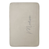 ミニマルモダンリストモノグラムベージュスクリプト名 バスマット (正面縦)