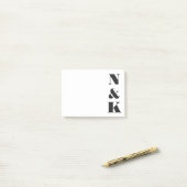 ミニマルモダンリストモノグラム白黒カスタム ポストイット (デスク上)