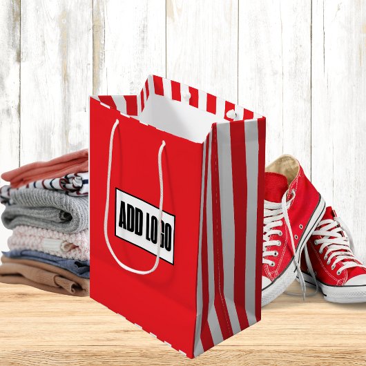 ミニマルモダンリストレッド白ストライプのビジネスロゴ ミディアムペーパーバッグ