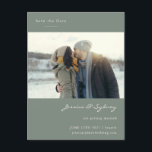 ミニマルモダンリストSage Green写真保存日時 ポストカード<br><div class="desc">ミニマルモダンリストダークセージ緑のスクリプトウェディングあなたの写真と日付ポストカードを保存</div>