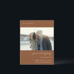 ミニマルモダンリストSienna Brown写真保存日時 ポストカード<br><div class="desc">ミニマルモダンリストSienna Brownスクリプト結婚式あなたの写真と日付ポストカードを保存</div>