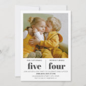 ミニマルモダン主義の共同誕生日パーティー写真 招待状 (正面)