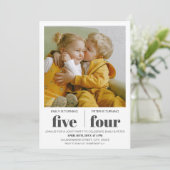 ミニマルモダン主義の共同誕生日パーティー写真 招待状 (スタンド正面)