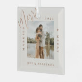 ミニマルモダン結婚したメリーと金ゴールドスクリプトの写真 ガラスオーナメント (正面左)