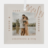 ミニマルモダン結婚したメリーと金ゴールドスクリプトの写真 ガラスオーナメント (裏面)