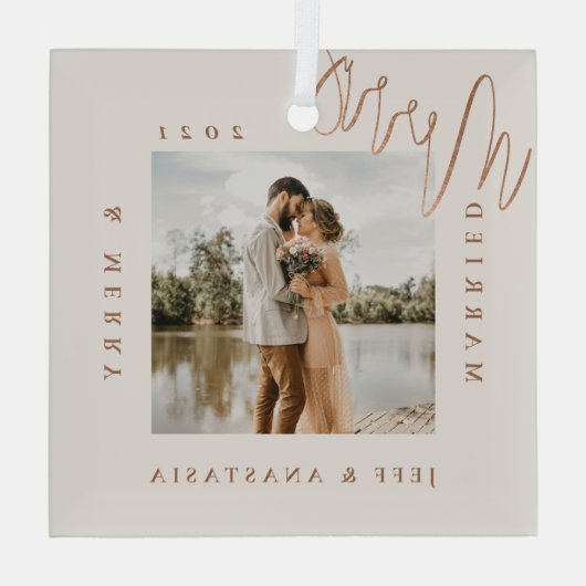 ミニマルモダン結婚したメリーと金ゴールドスクリプトの写真 ガラスオーナメント (裏面)