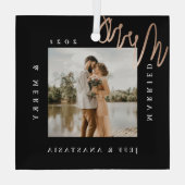 ミニマルモダン結婚したメリー &金ゴールドスクリプト写真 ガラスオーナメント (裏面)